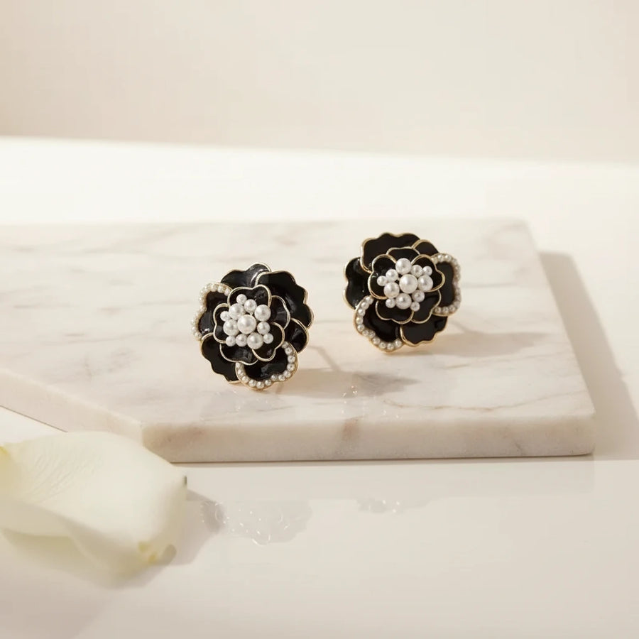 Black Flower Pearl Earrings | GRACEFUL EDGE