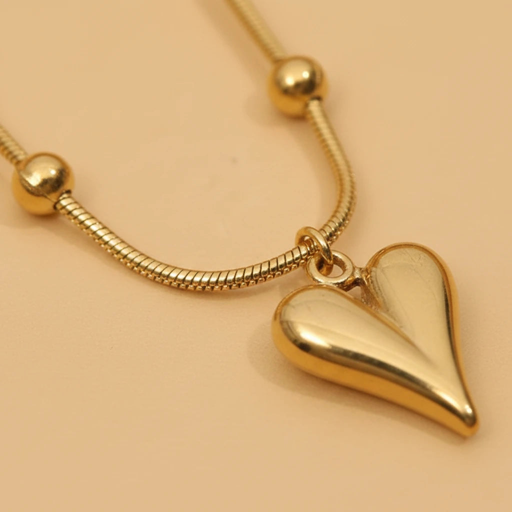 Golden Heart Chain Necklace — Detail Zoom