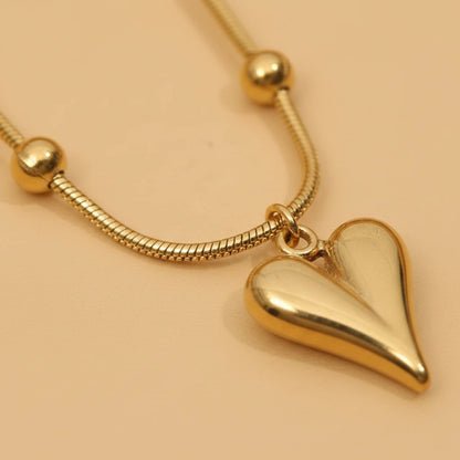 Golden Heart Chain Necklace — Detail Zoom